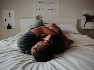 un couple dans un lit