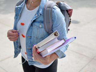 Etudiante portant livres