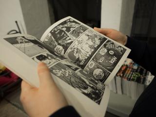 Un jeune tenant une BD dans la main pour illustrer le nouveau prix littéraire Fauve des lycéens