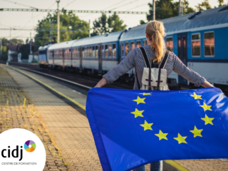 Une femme avec le drapeau de l'Europe s'apprête à partir en train 