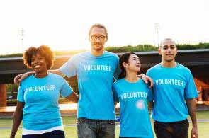 Quatre jeunes volontaires. Le corps européen de solidarité s'adresse aux jeunes de 18 à 30 ans.