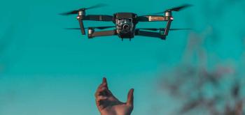 Un télé-pilote de drone et son drone