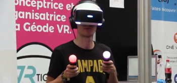 Homme portant un casque de réalité virtuelle